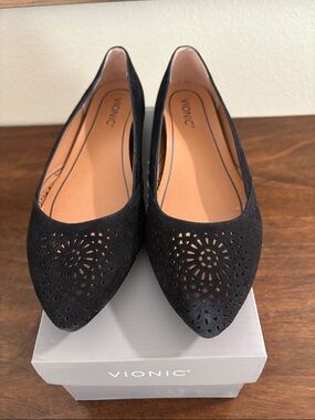 Vionic Black Laser-Cut Pointed Toe Flats with Tan Insole 10 Wide